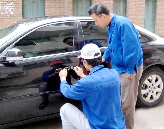 白山汽车钥匙丢在车里面怎么办?